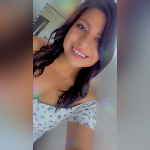 Meet your Posher! 💖 - Picture 1 of 2